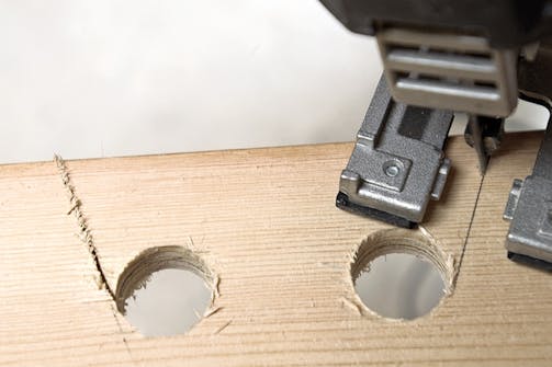 Samling med "kile" i gulvbræt: En kile af brættet saves ud Samling med "kile" i gulvbræt: En kile af brættet saves ud